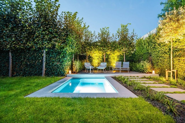 FotoOntdek de plunge pool voor kleine tuinen